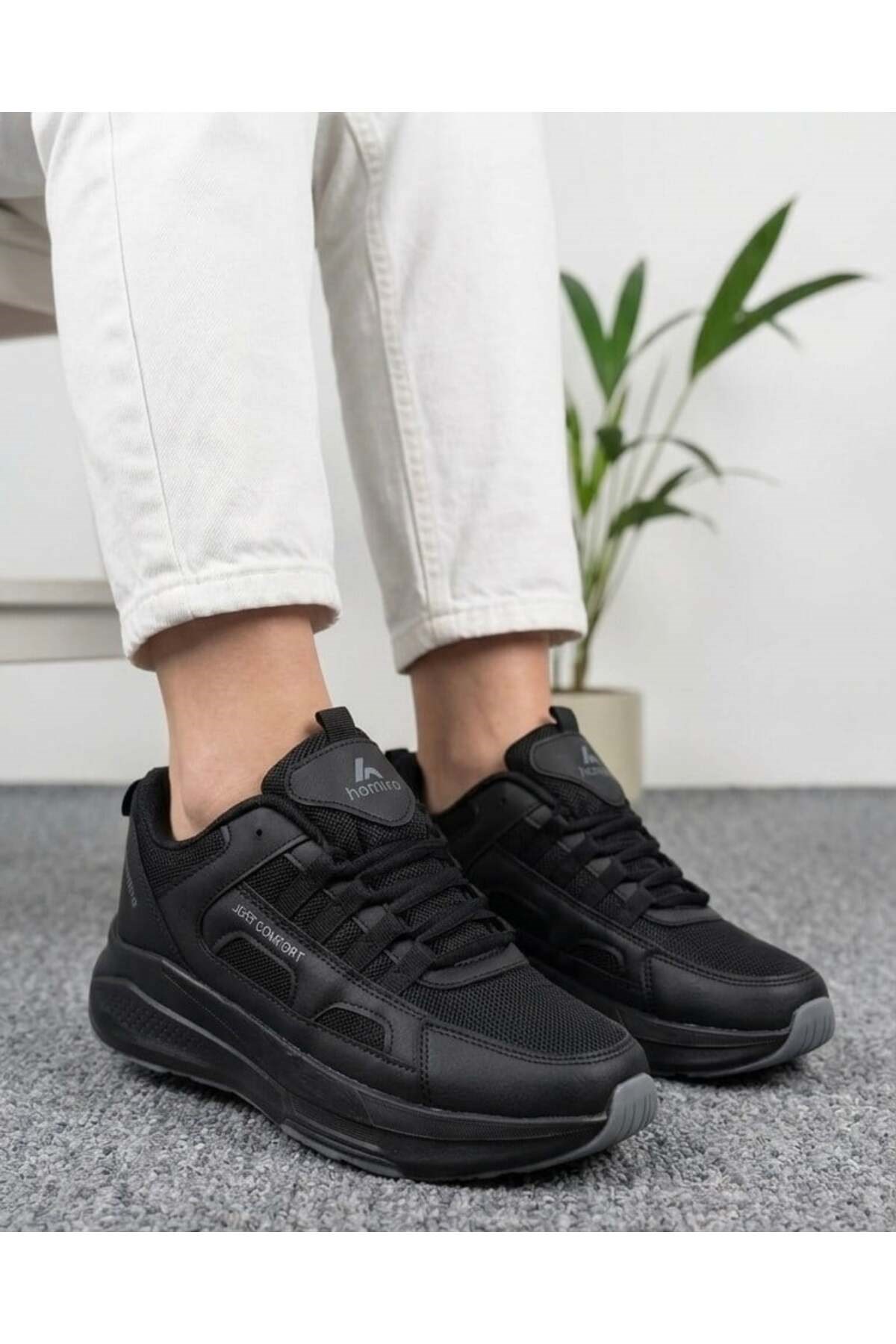 Homiro.com.tr'de beyaz siyah unisex fuspetli spor ayakkabıları bulabilirsin. Kaliteli ve şık tasarımlarıyla rahatlık ve tarzı bir arada sunuyor. Hemen ziyaret et, en uygun fiyatlarla satın al.