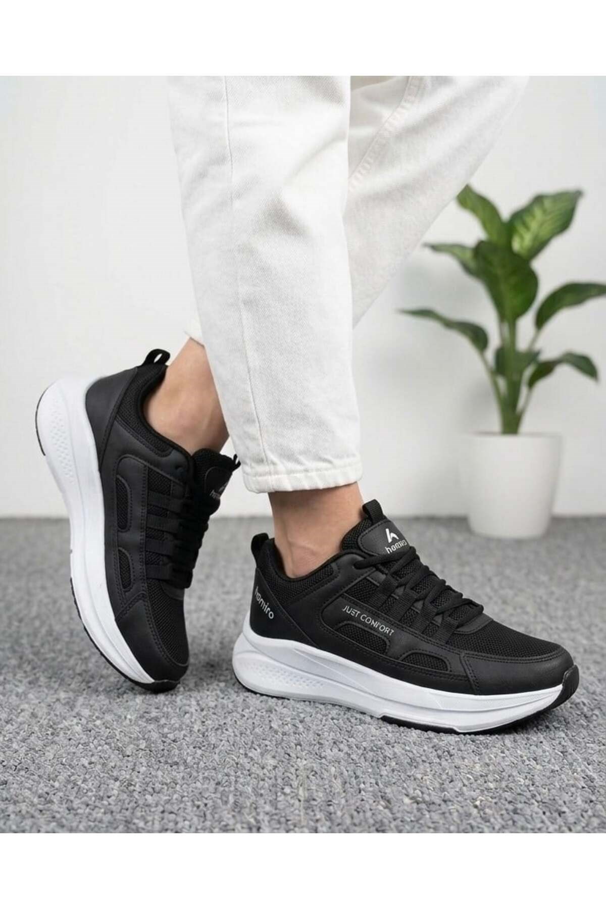 Homiro.com.tr'de beyaz siyah unisex fuspetli spor ayakkabıları bulabilirsin. Kaliteli ve şık tasarımlarıyla rahatlık ve tarzı bir arada sunuyor. Hemen ziyaret et, en uygun fiyatlarla satın al.