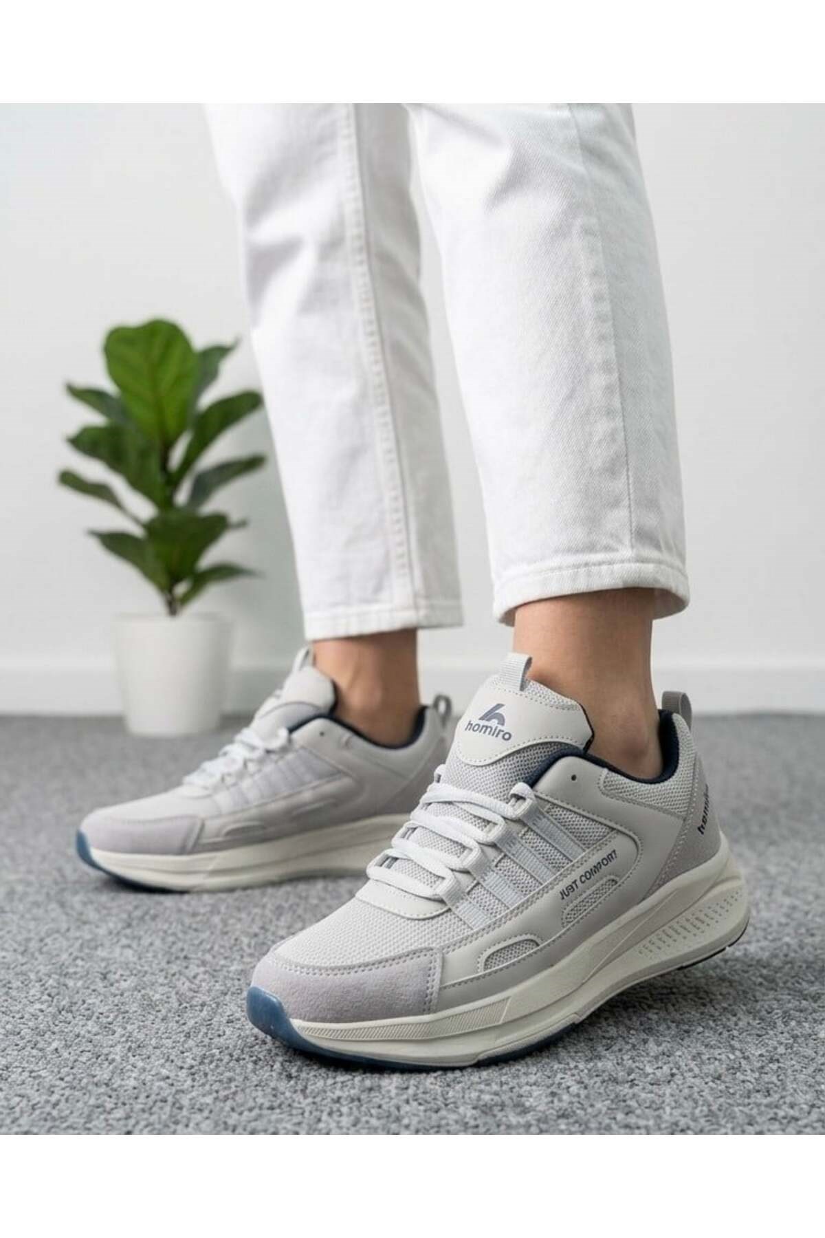 Homiro.com.tr'de beyaz siyah unisex fuspetli spor ayakkabıları bulabilirsin. Kaliteli ve şık tasarımlarıyla rahatlık ve tarzı bir arada sunuyor. Hemen ziyaret et, en uygun fiyatlarla satın al.