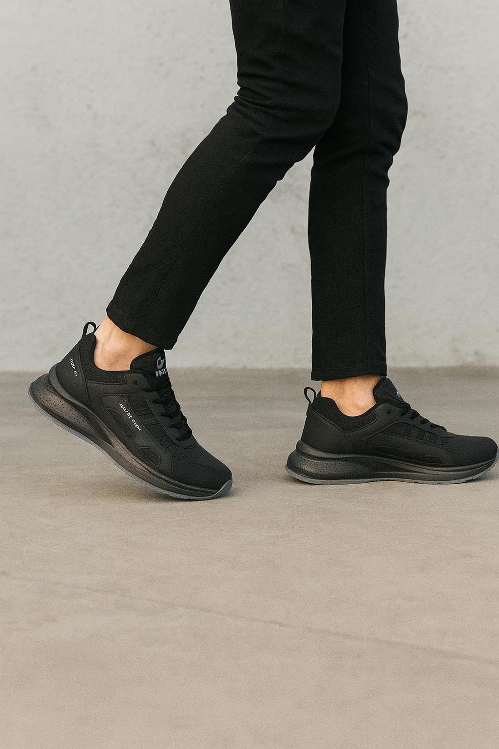 Homiro.com.tr'de Unisex Fuspetli Su Geçirmez Spor Ayakkabı - Siyah Füme modeli için en uygun fiyatlarla hemen satın alın! Dayanıklı ve şık tasarımıyla her adımda konfor sunuyor.