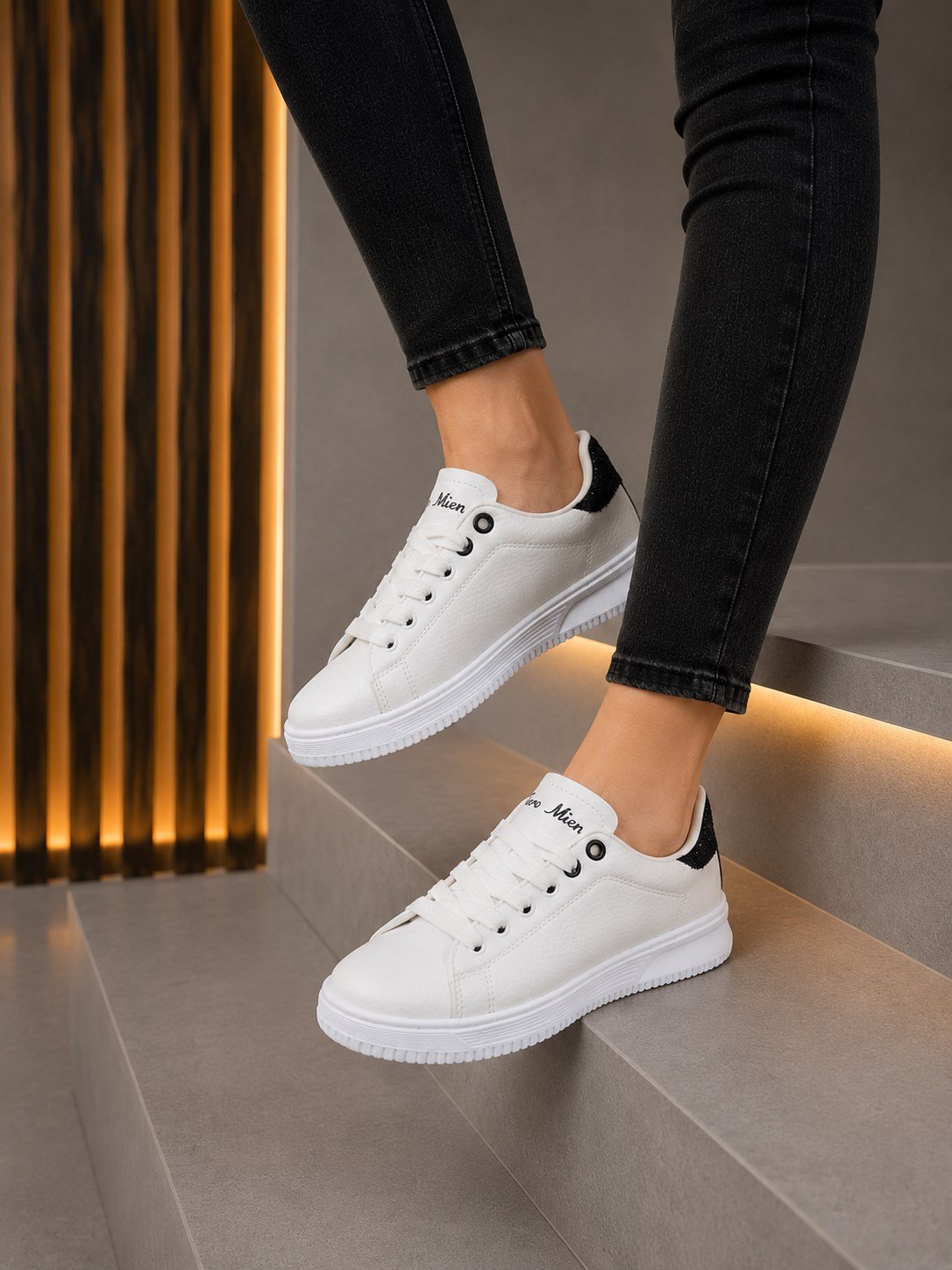 Homiro.com.tr'de bulabileceğiniz unisex beyaz siyah taşlı ortopedik spor ayakkabılar! Rahatlığı ve şıklığı bir arada sunan bu ayakkabılarla tarzınızı tamamlayın.