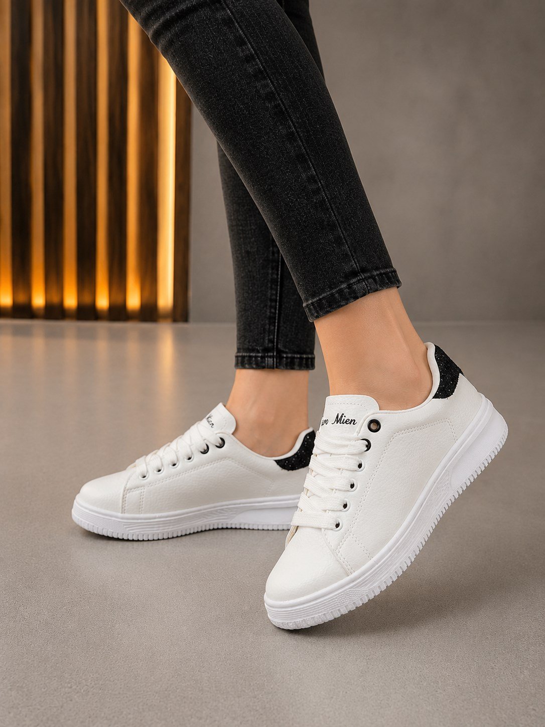 Homiro.com.tr'de bulabileceğiniz unisex beyaz siyah taşlı ortopedik spor ayakkabılar! Rahatlığı ve şıklığı bir arada sunan bu ayakkabılarla tarzınızı tamamlayın.