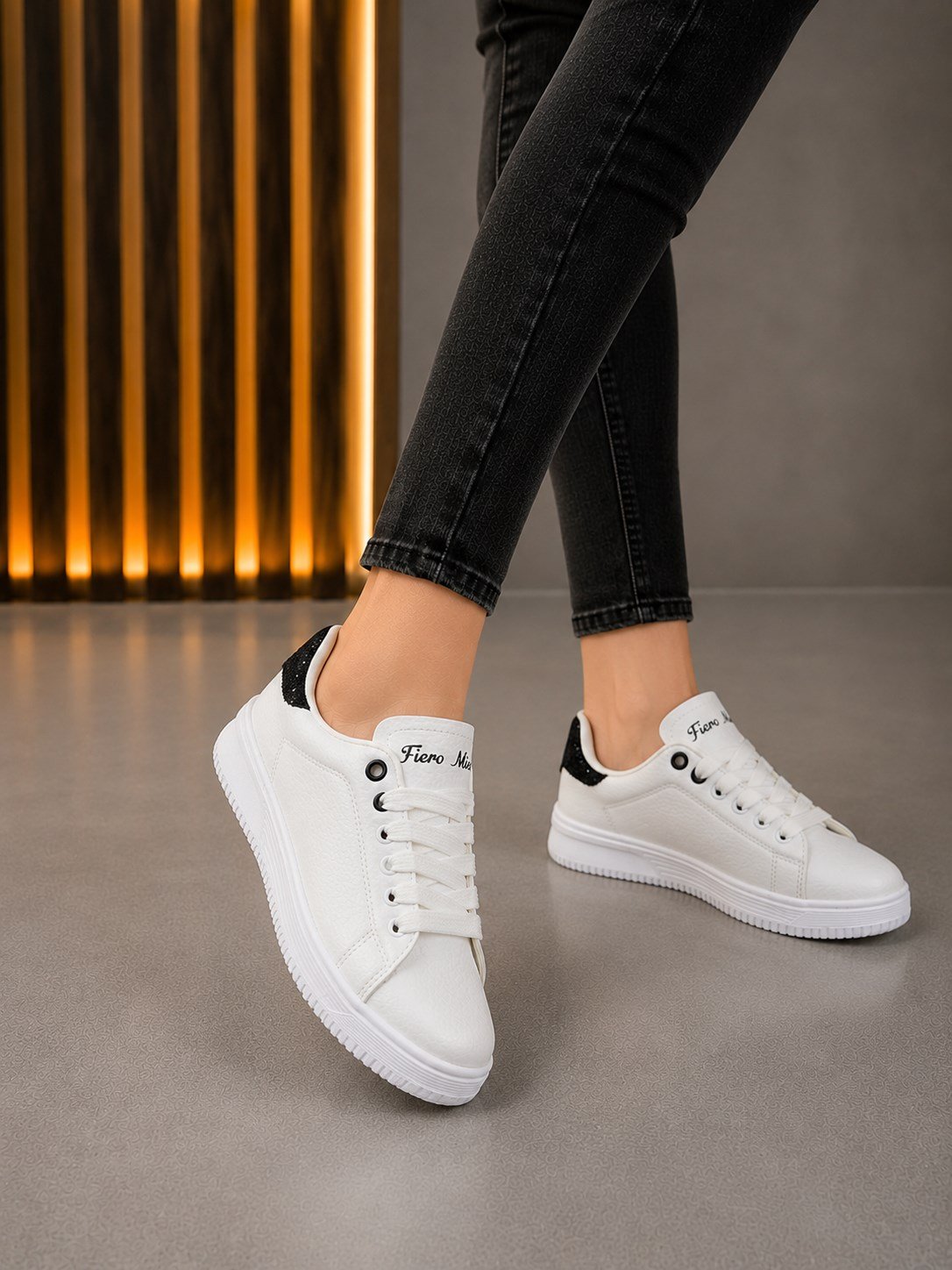 Homiro.com.tr'de bulabileceğiniz unisex beyaz siyah taşlı ortopedik spor ayakkabılar! Rahatlığı ve şıklığı bir arada sunan bu ayakkabılarla tarzınızı tamamlayın.
