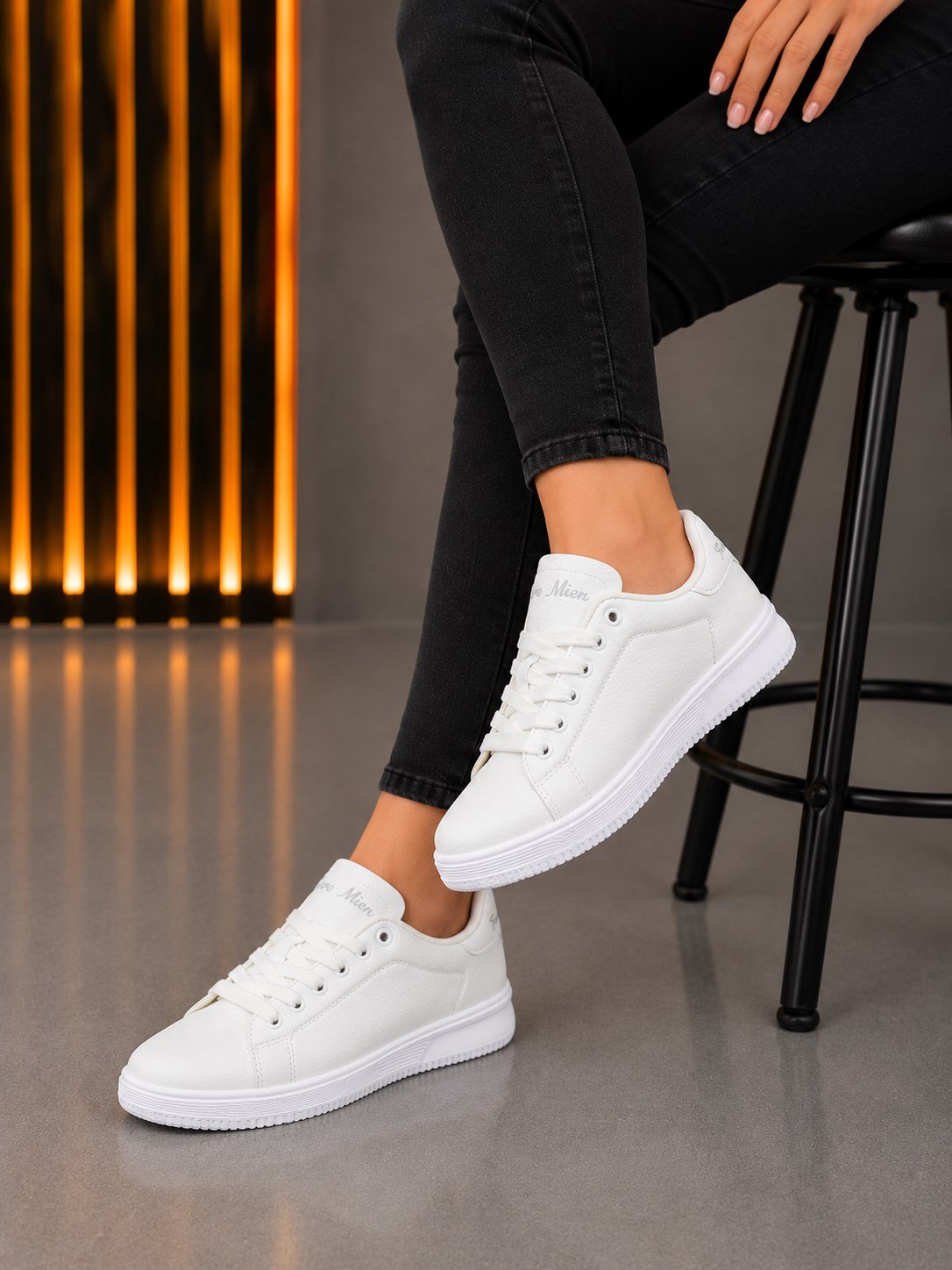 homiro.com.tr'de unisex beyaz renkli, ortopedik ve rahat spor ayakkabıları bulabilirsin. Kaliteli malzemelerden üretilmiş bu ayakkabılar, herkesin rahatlıkla kullanabileceği tasarımlara sahiptir. Hemen inceleyin!