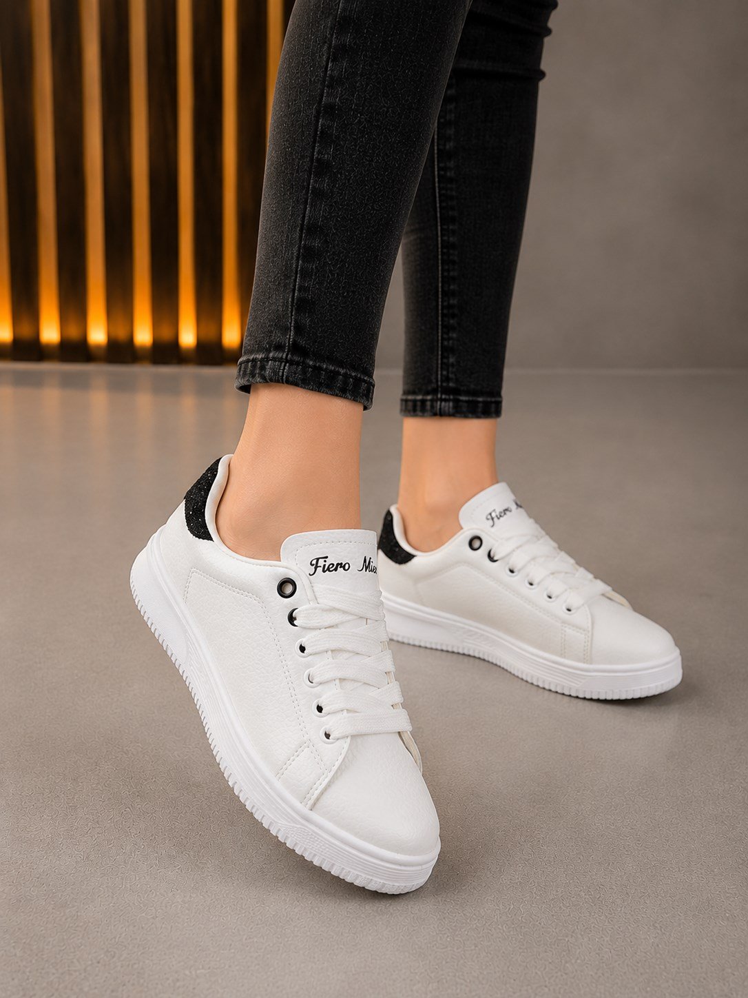 Homiro.com.tr'de bulabileceğiniz unisex beyaz siyah taşlı ortopedik spor ayakkabılar! Rahatlığı ve şıklığı bir arada sunan bu ayakkabılarla tarzınızı tamamlayın.