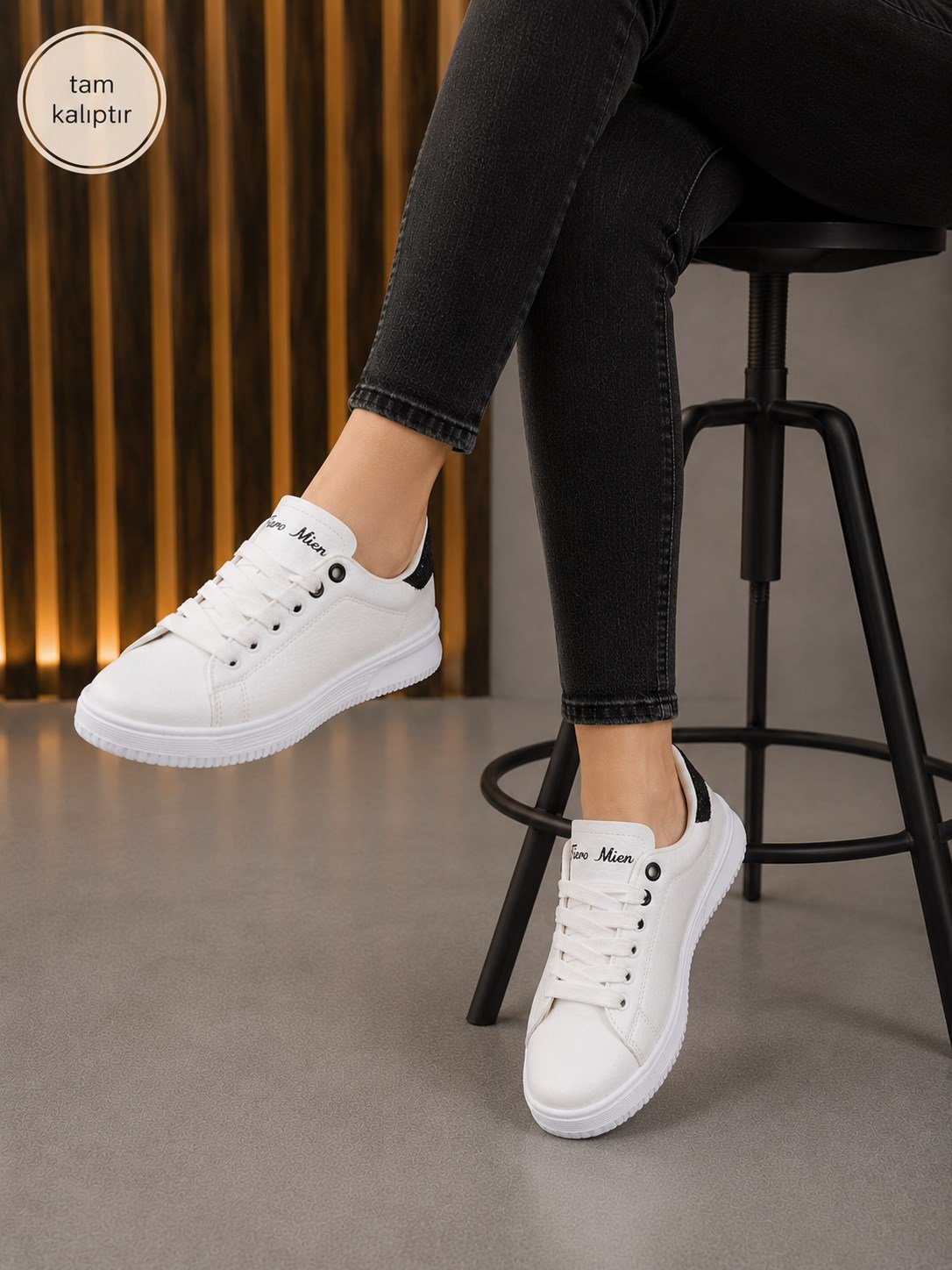 Homiro.com.tr'de bulabileceğiniz unisex beyaz siyah taşlı ortopedik spor ayakkabılar! Rahatlığı ve şıklığı bir arada sunan bu ayakkabılarla tarzınızı tamamlayın.