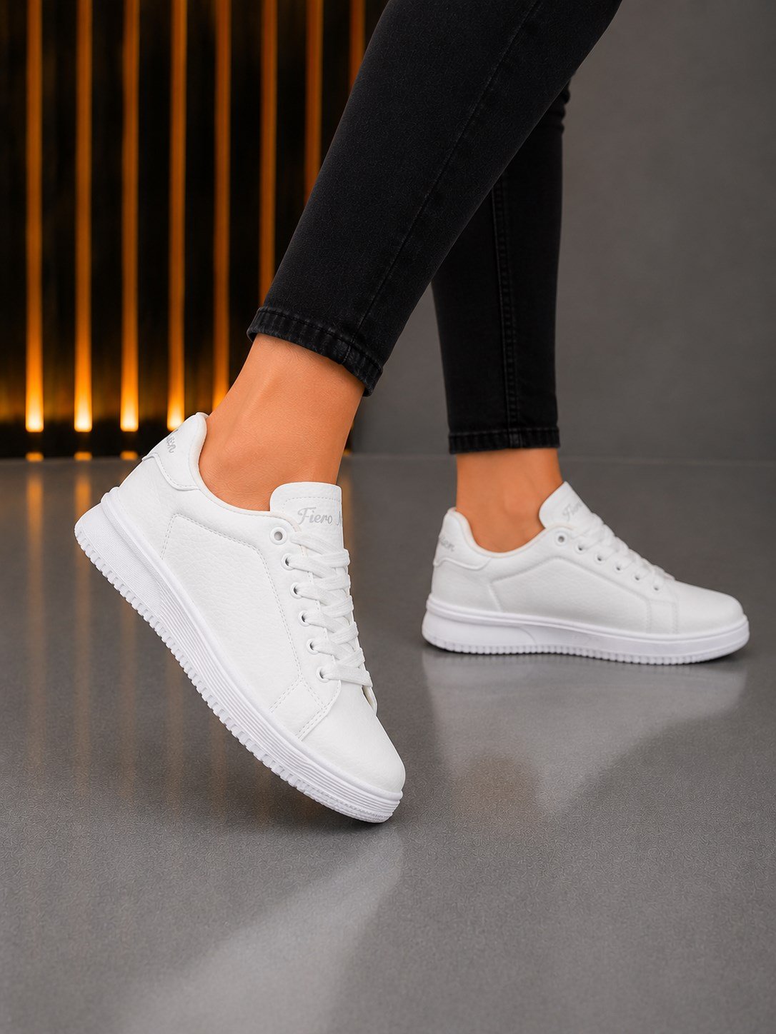 homiro.com.tr'de unisex beyaz renkli, ortopedik ve rahat spor ayakkabıları bulabilirsin. Kaliteli malzemelerden üretilmiş bu ayakkabılar, herkesin rahatlıkla kullanabileceği tasarımlara sahiptir. Hemen inceleyin!