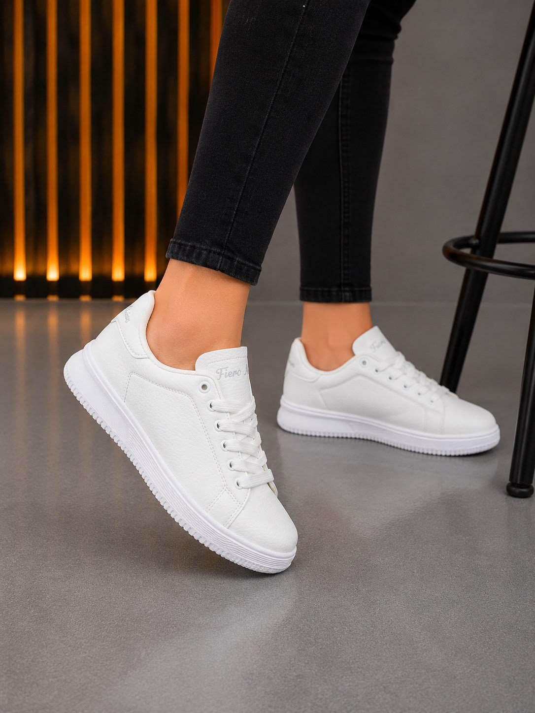 homiro.com.tr'de unisex beyaz renkli, ortopedik ve rahat spor ayakkabıları bulabilirsin. Kaliteli malzemelerden üretilmiş bu ayakkabılar, herkesin rahatlıkla kullanabileceği tasarımlara sahiptir. Hemen inceleyin!