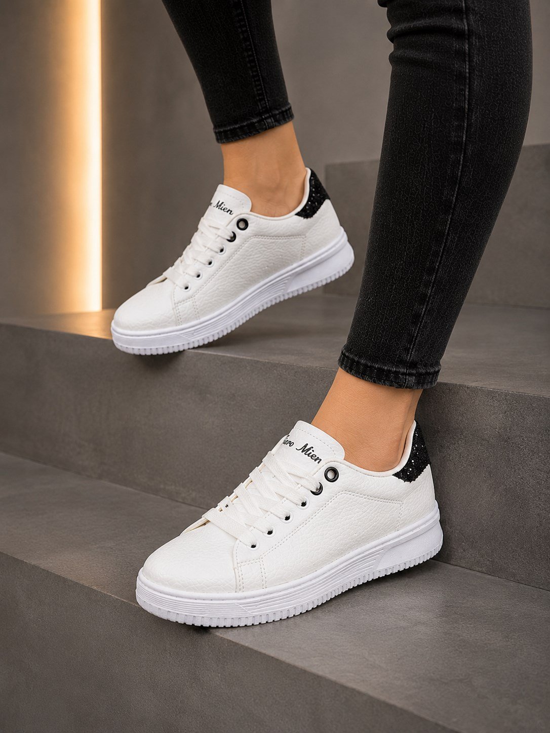 Homiro.com.tr'de bulabileceğiniz unisex beyaz siyah taşlı ortopedik spor ayakkabılar! Rahatlığı ve şıklığı bir arada sunan bu ayakkabılarla tarzınızı tamamlayın.