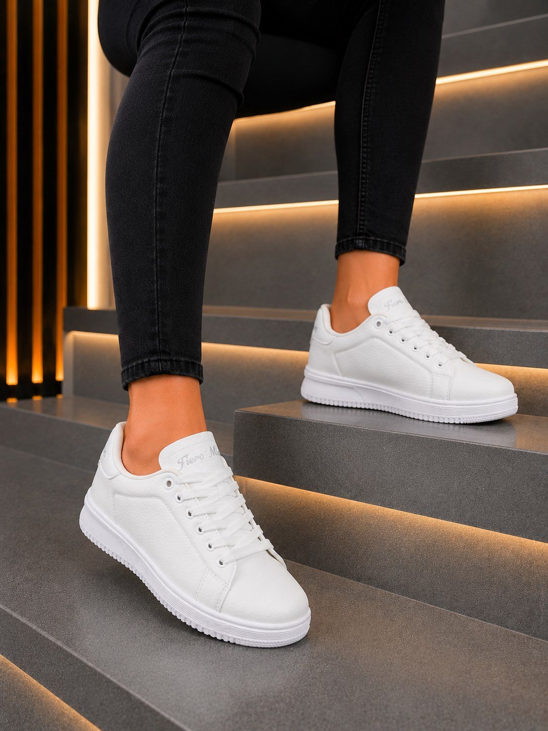 homiro.com.tr'de unisex beyaz renkli, ortopedik ve rahat spor ayakkabıları bulabilirsin. Kaliteli malzemelerden üretilmiş bu ayakkabılar, herkesin rahatlıkla kullanabileceği tasarımlara sahiptir. Hemen inceleyin!