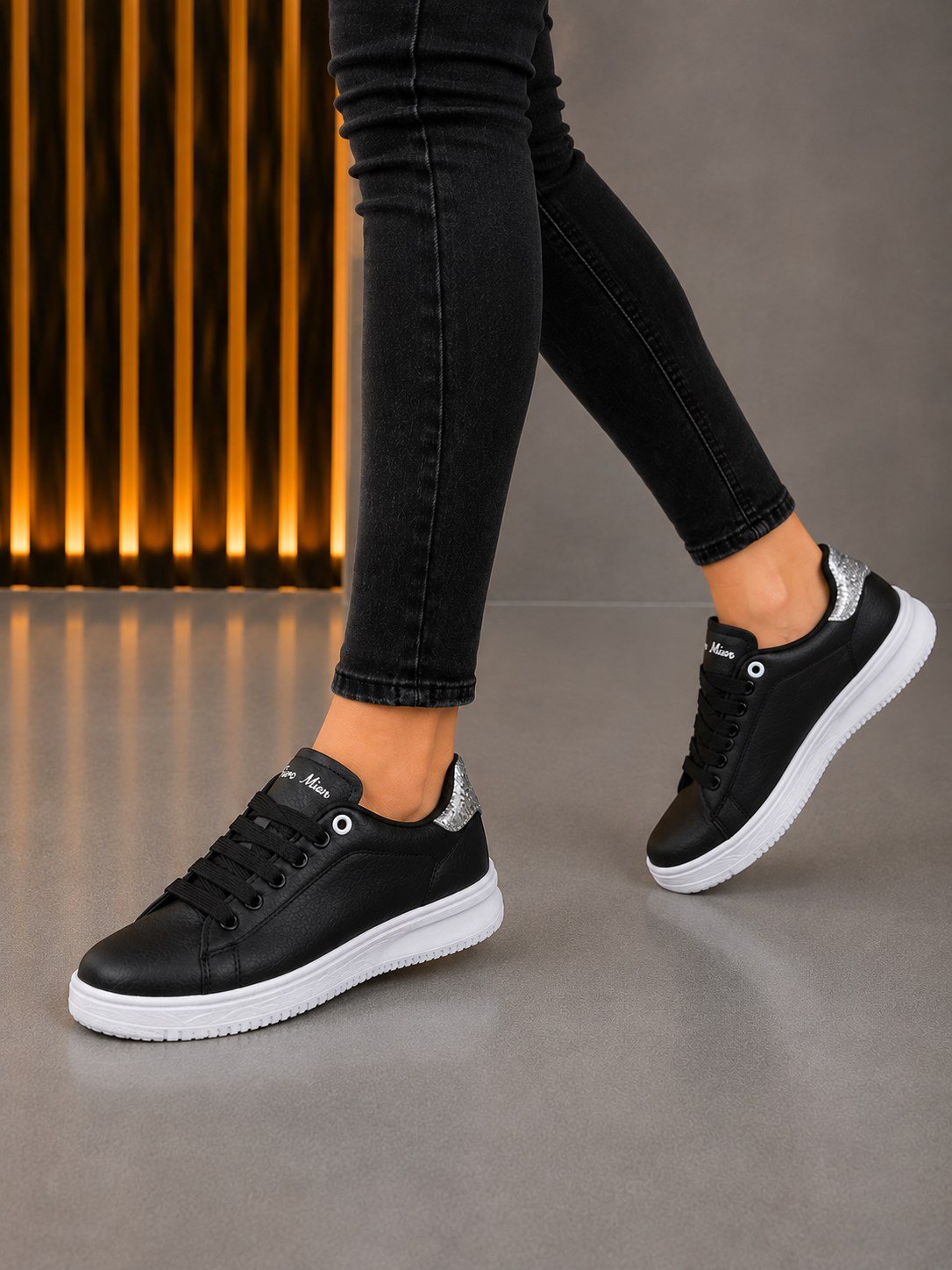 Homiro.com.tr, unisex siyah beyaz taşlı ortopedik spor ayakkabılarıyla rahatlığı ve şıklığı bir arada sunuyor. Hemen şimdi spor ayakkabı koleksiyonumuza göz atın!