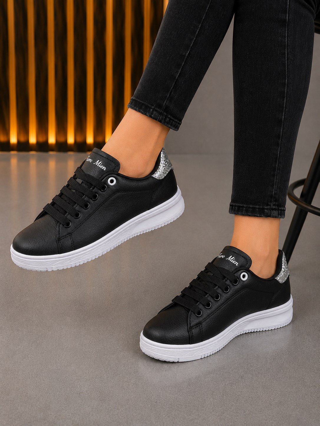 Homiro.com.tr, unisex siyah beyaz taşlı ortopedik spor ayakkabılarıyla rahatlığı ve şıklığı bir arada sunuyor. Hemen şimdi spor ayakkabı koleksiyonumuza göz atın!