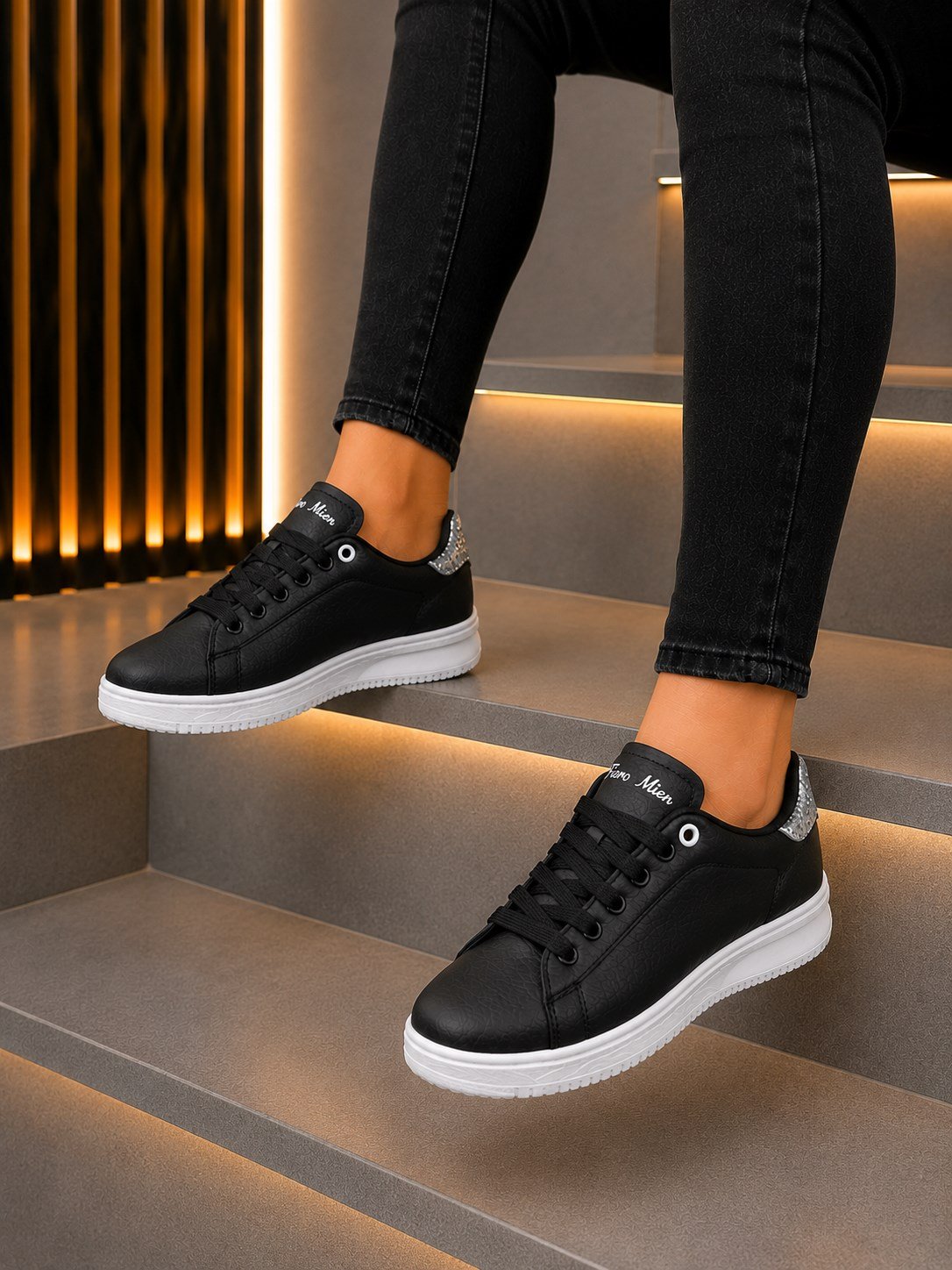 Homiro.com.tr, unisex siyah beyaz taşlı ortopedik spor ayakkabılarıyla rahatlığı ve şıklığı bir arada sunuyor. Hemen şimdi spor ayakkabı koleksiyonumuza göz atın!