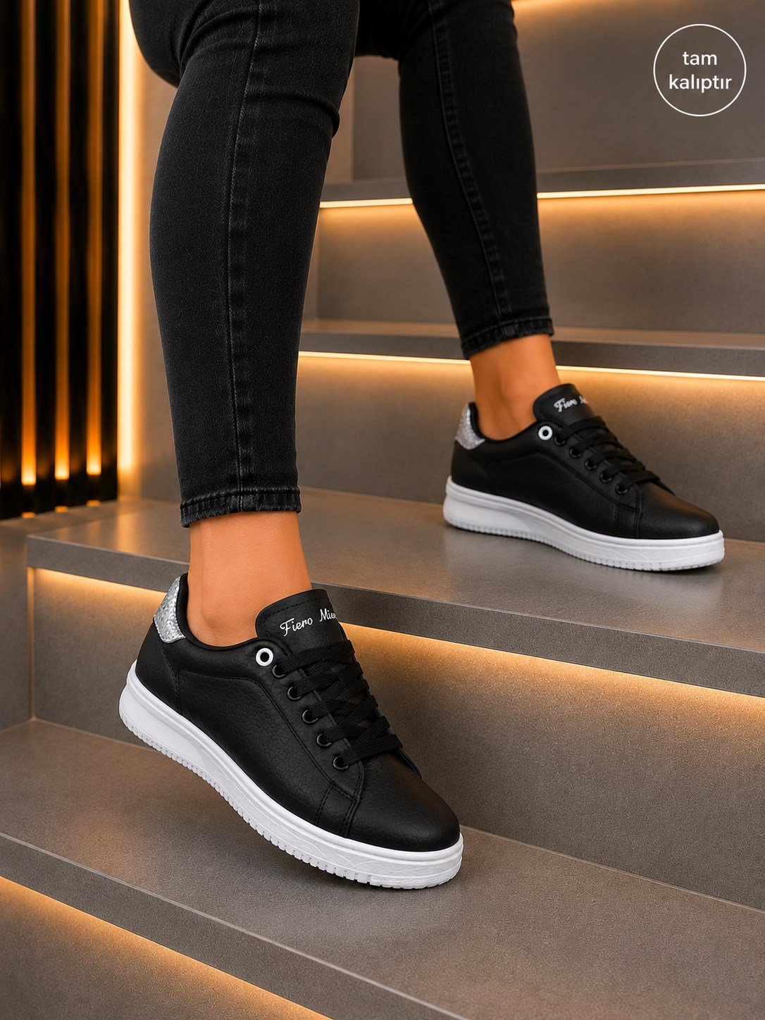 Homiro.com.tr, unisex siyah beyaz taşlı ortopedik spor ayakkabılarıyla rahatlığı ve şıklığı bir arada sunuyor. Hemen şimdi spor ayakkabı koleksiyonumuza göz atın!