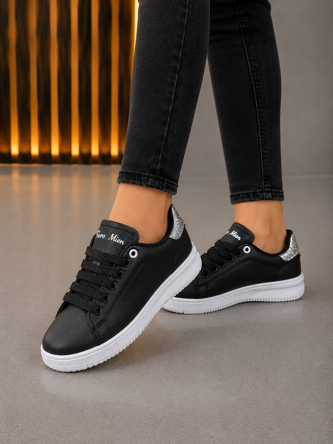 Homiro.com.tr, unisex siyah beyaz taşlı ortopedik spor ayakkabılarıyla rahatlığı ve şıklığı bir arada sunuyor. Hemen şimdi spor ayakkabı koleksiyonumuza göz atın!
