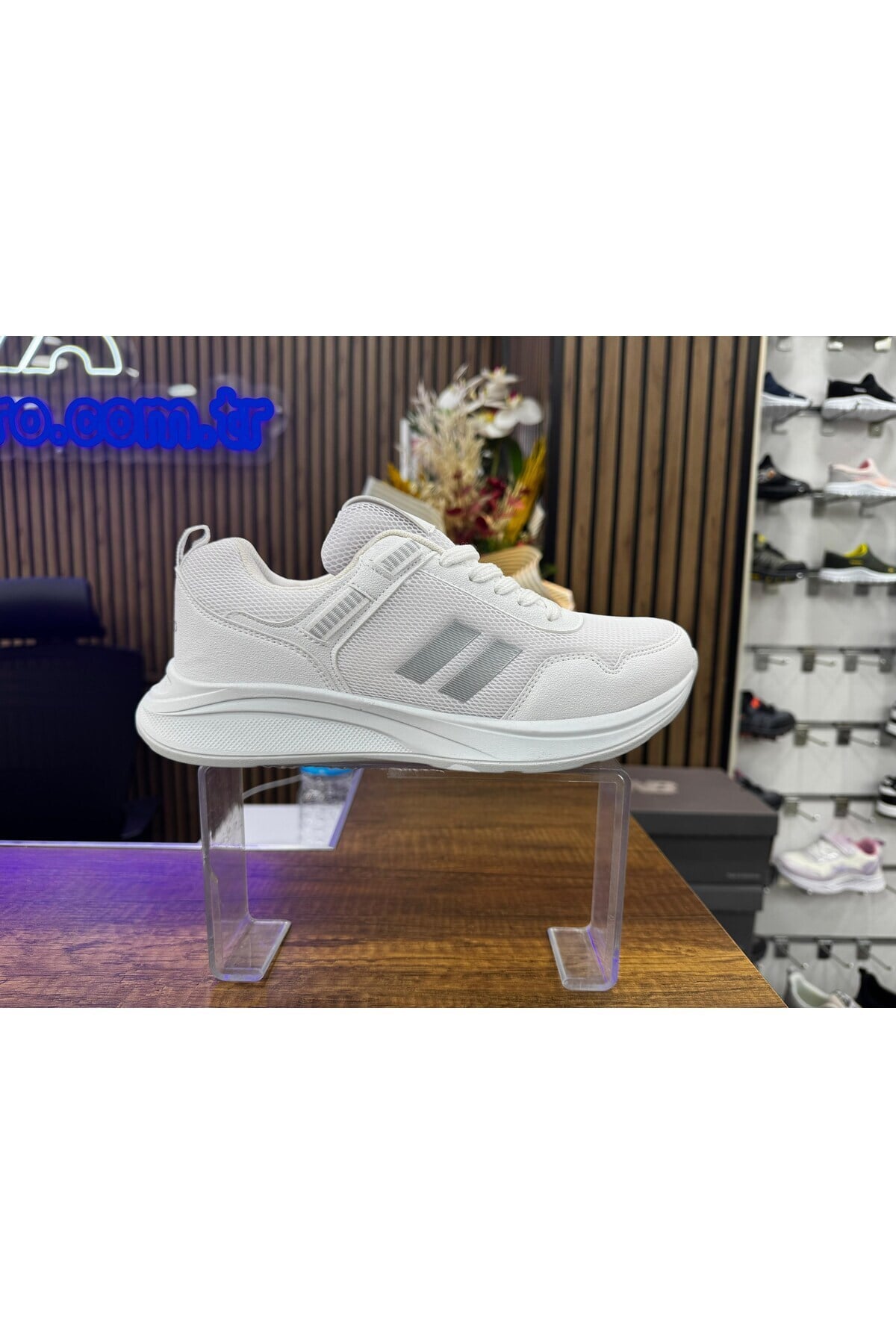 Homiro.com.tr'de beyaz renk unisex poli taban spor sneaker ayakkabıları bulabilirsin. Stilinizi tamamlayacak geniş ürün yelpazemizle hemen tanışın!