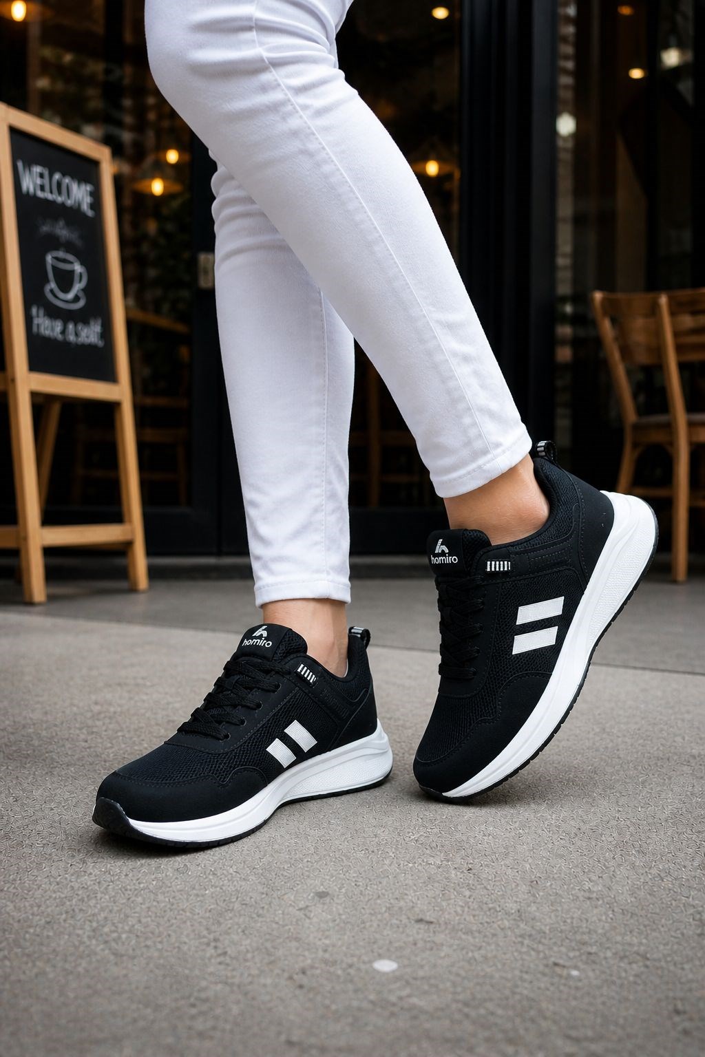 Homiro.com.tr'de beyaz renk unisex poli taban spor sneaker ayakkabıları bulabilirsin. Stilinizi tamamlayacak geniş ürün yelpazemizle hemen tanışın!