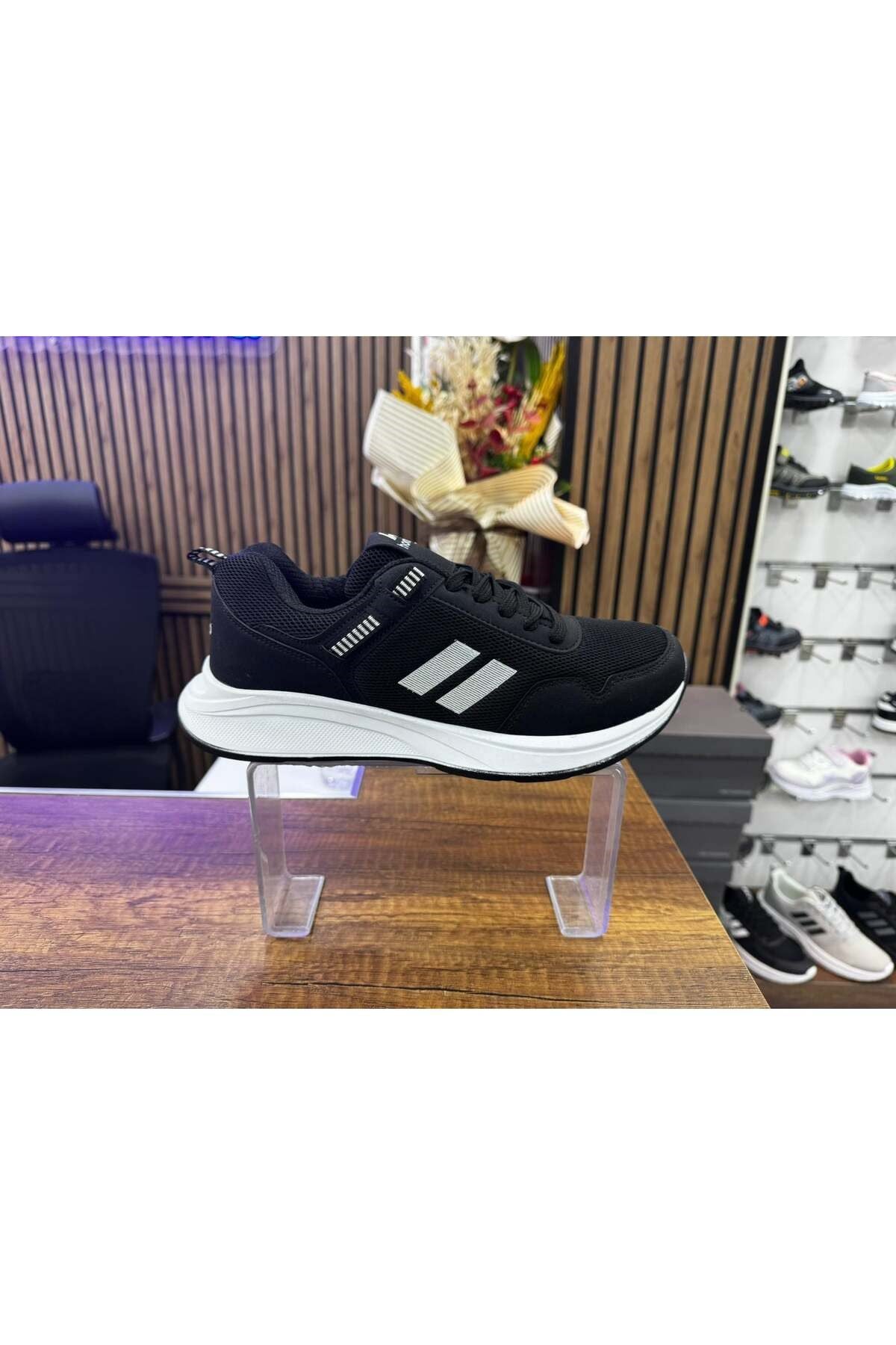 Homiro.com.tr'de beyaz renk unisex poli taban spor sneaker ayakkabıları bulabilirsin. Stilinizi tamamlayacak geniş ürün yelpazemizle hemen tanışın!