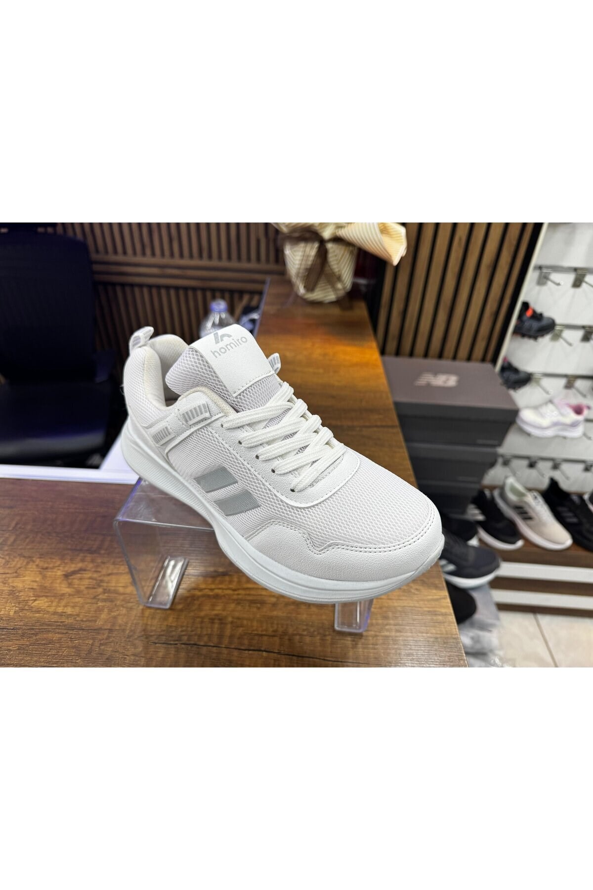 Homiro.com.tr'de beyaz renk unisex poli taban spor sneaker ayakkabıları bulabilirsin. Stilinizi tamamlayacak geniş ürün yelpazemizle hemen tanışın!