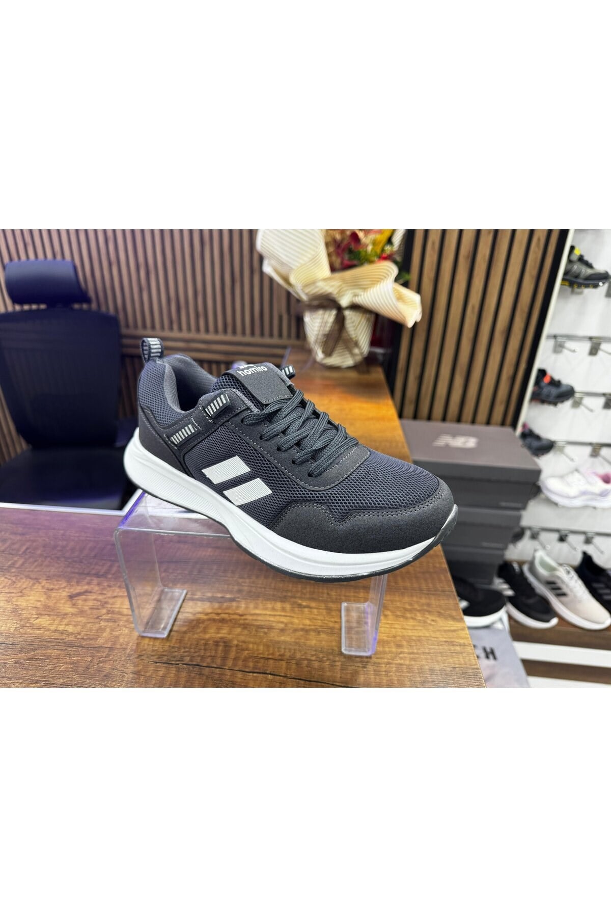 Homiro.com.tr'de beyaz renk unisex poli taban spor sneaker ayakkabıları bulabilirsin. Stilinizi tamamlayacak geniş ürün yelpazemizle hemen tanışın!