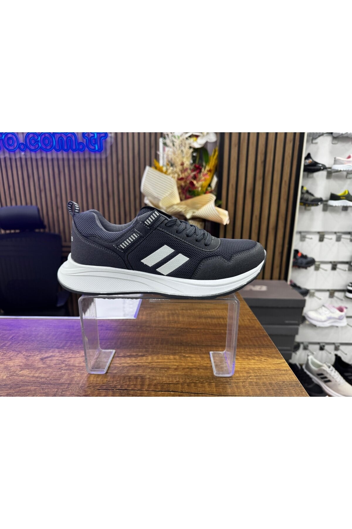 Homiro.com.tr'de beyaz renk unisex poli taban spor sneaker ayakkabıları bulabilirsin. Stilinizi tamamlayacak geniş ürün yelpazemizle hemen tanışın!