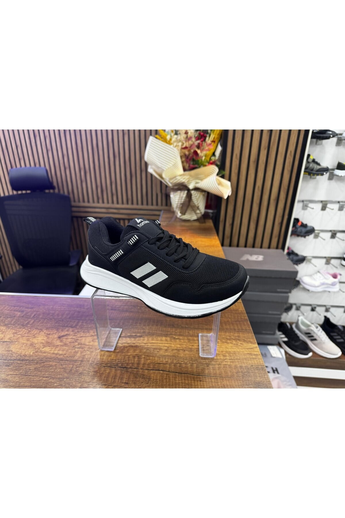 Homiro.com.tr'de beyaz renk unisex poli taban spor sneaker ayakkabıları bulabilirsin. Stilinizi tamamlayacak geniş ürün yelpazemizle hemen tanışın!