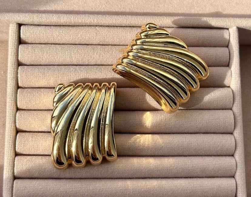 Gold Çizgili Hailey Çelik Küpe 