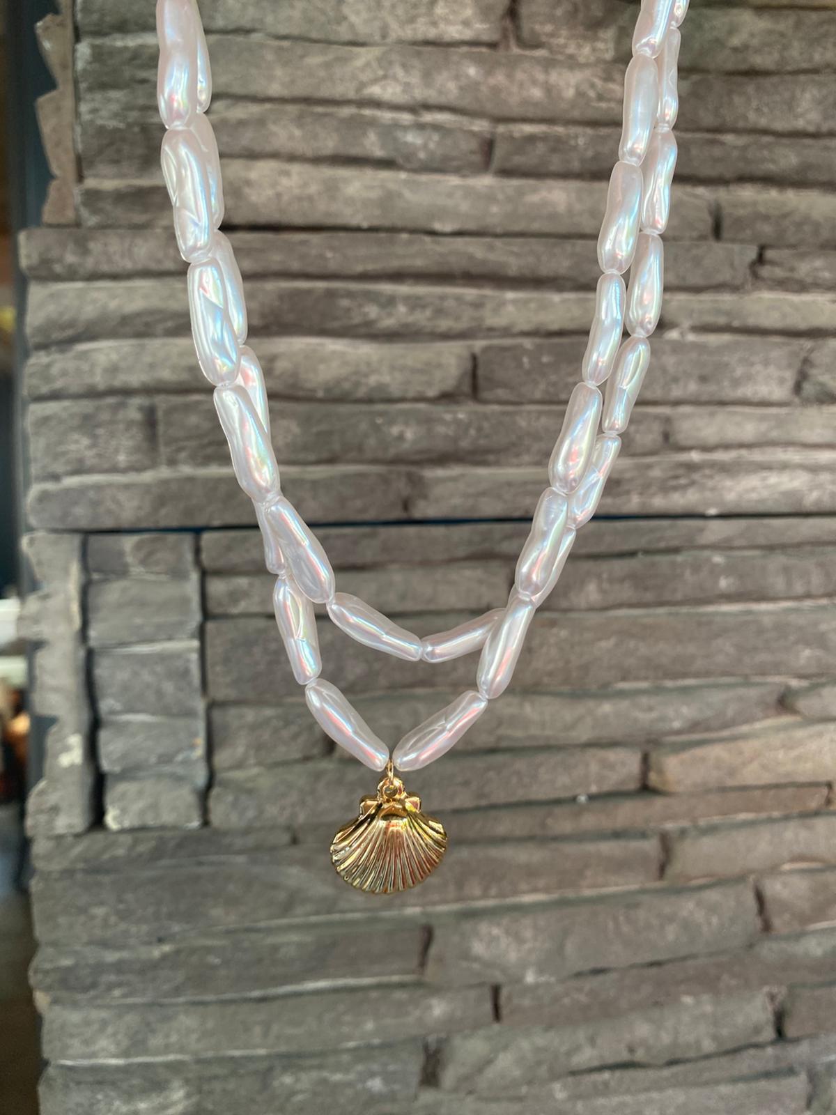 Gold Midye Detaylı Beyaz Taşlı Kolye
