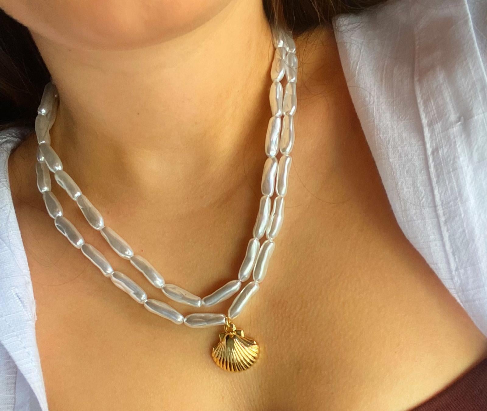 Gold Midye Detaylı Beyaz Taşlı Kolye