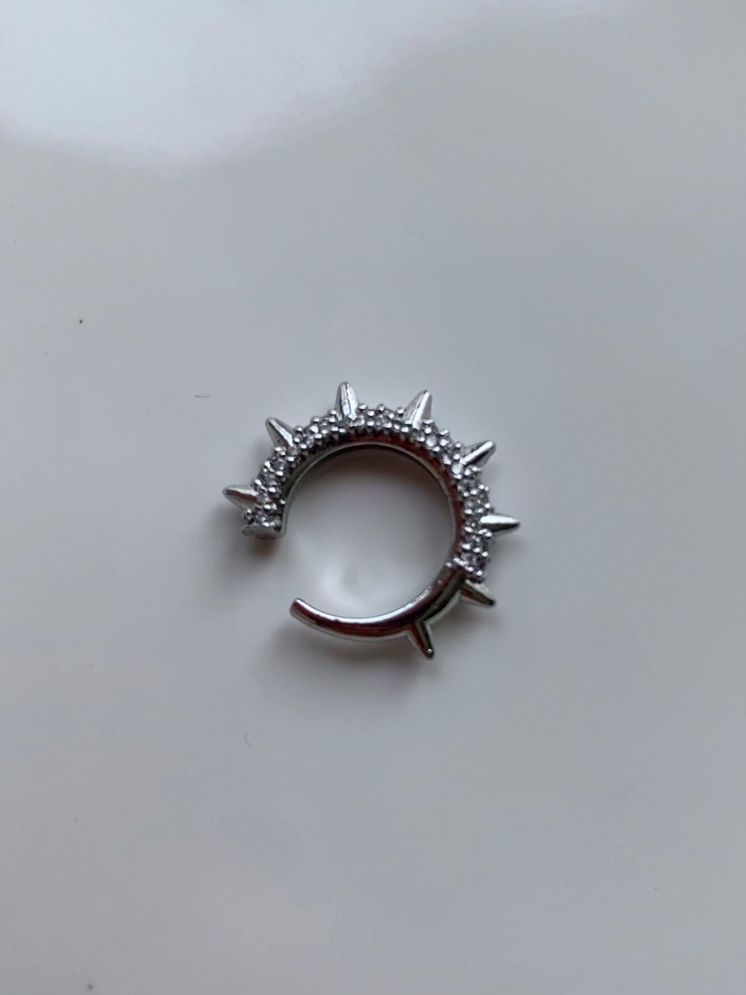 Zirkon Taşlı Dikenli Silver Kıkırdak Küpe