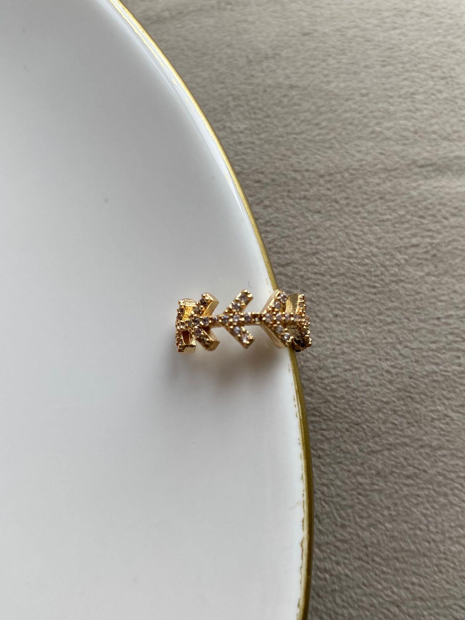 Zirkon Taşlı Oklu Gold Kıkırdak Küpe