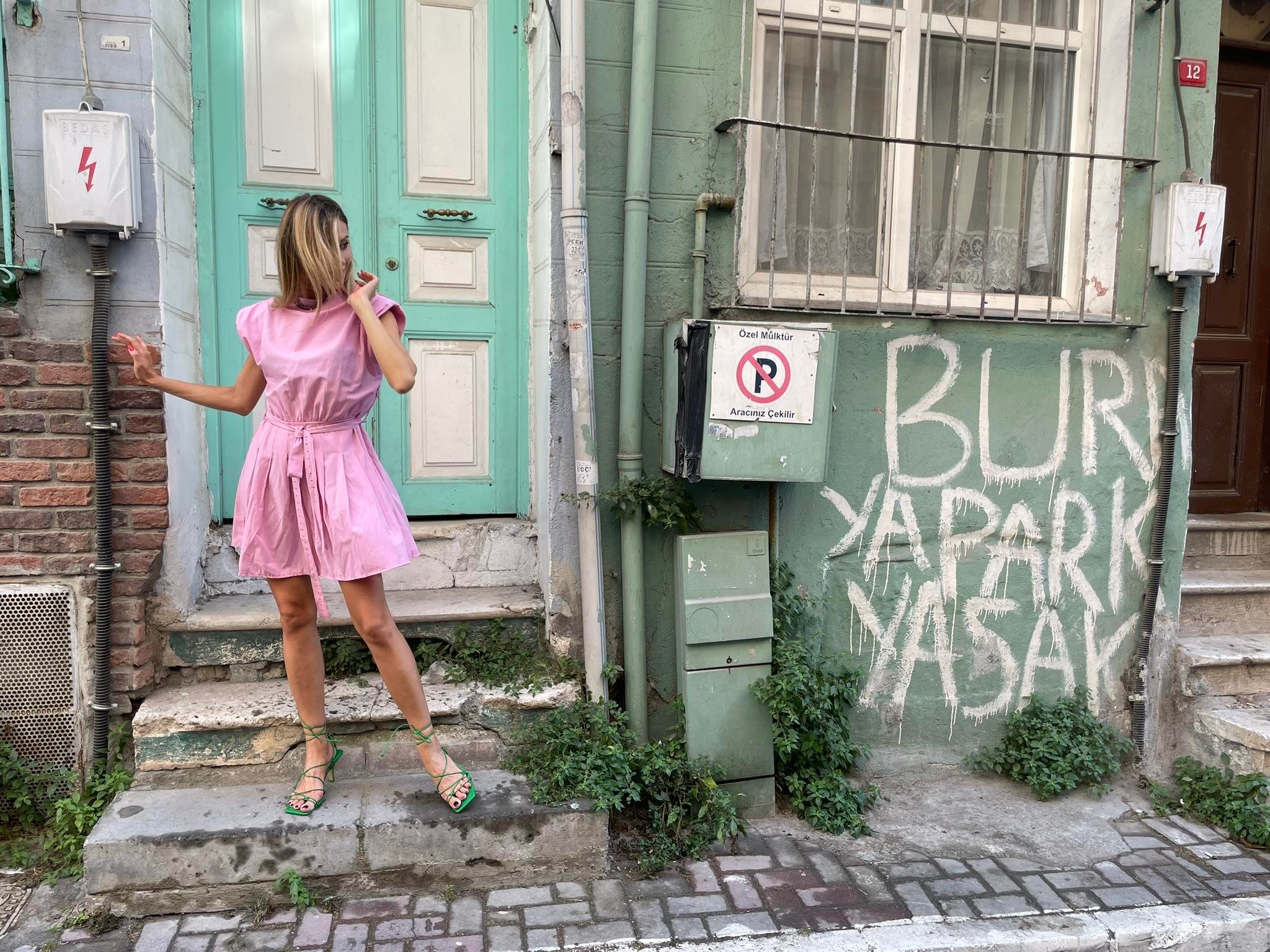 MİNİ BOY KEMERLİ YAZLIK ELBİSE - PEMBE