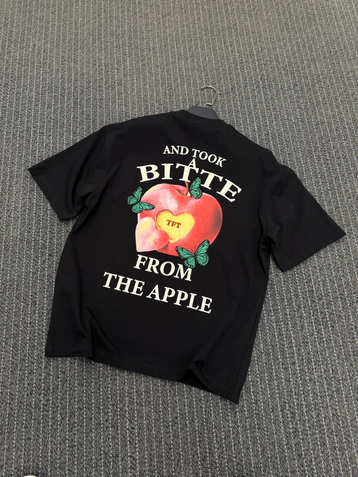 Bıtte Apple Desenli Oversize Tişört Siyah