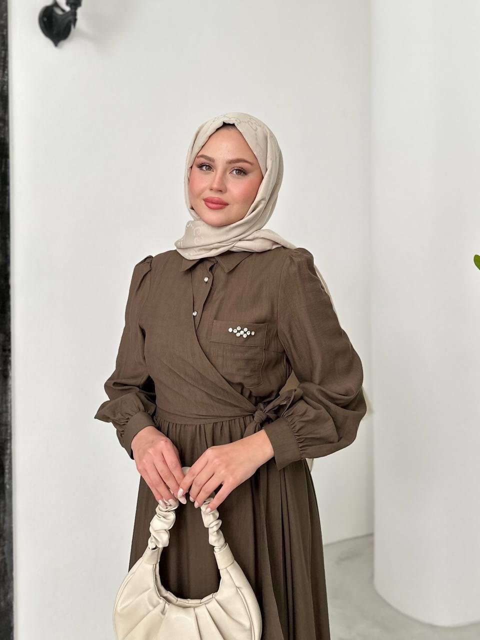 Çilek Kumaş Yandan Bağlamalı Taş İşleme Detaylı Elbise Tesettür Uyumlu Bağlamalı Elbise