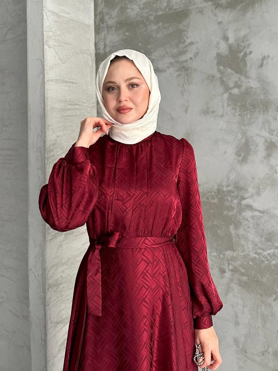 Jakarlı Saten Kumaş Elbise Tesettür Uyumlu Jakarlı Elbise