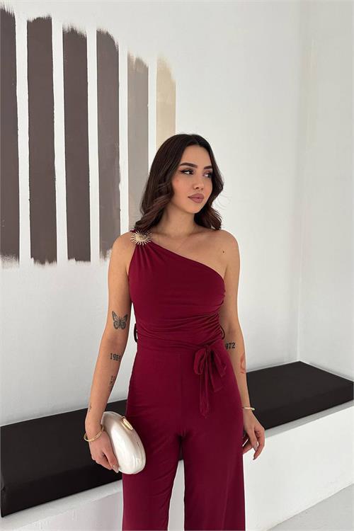 Dipmoda kadın bordo tek omuz aksesuar detaylı geniş paça kuşaklı tulum DPK4544