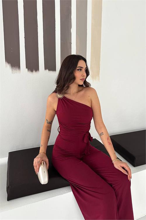 Dipmoda kadın bordo tek omuz aksesuar detaylı geniş paça kuşaklı tulum DPK4544