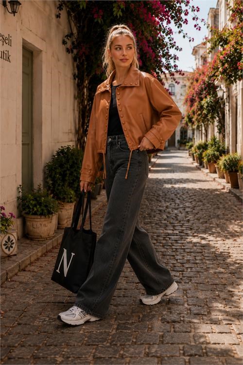 Dipmoda kadın camel modern duruşlu çıtçıt detaylı oversize suni deri ceket DPHT02