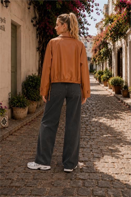 Dipmoda kadın camel modern duruşlu çıtçıt detaylı oversize suni deri ceket DPHT02