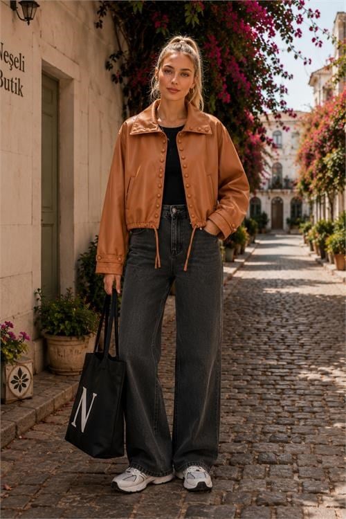 Dipmoda kadın camel modern duruşlu çıtçıt detaylı oversize suni deri ceket DPHT02