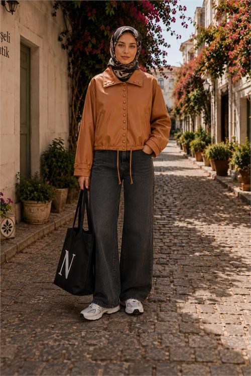 Dipmoda kadın camel modern duruşlu çıtçıt detaylı oversize suni deri ceket DPHT02