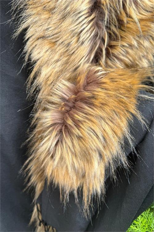 Dipmoda kadın çift renkli yaka kürklü siyah şal panço DPAKS049