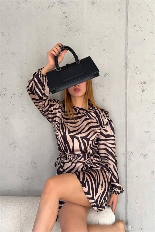 Dipmoda kadın desenli mini boy kuşaklı saten elbise NBKKLF20211 