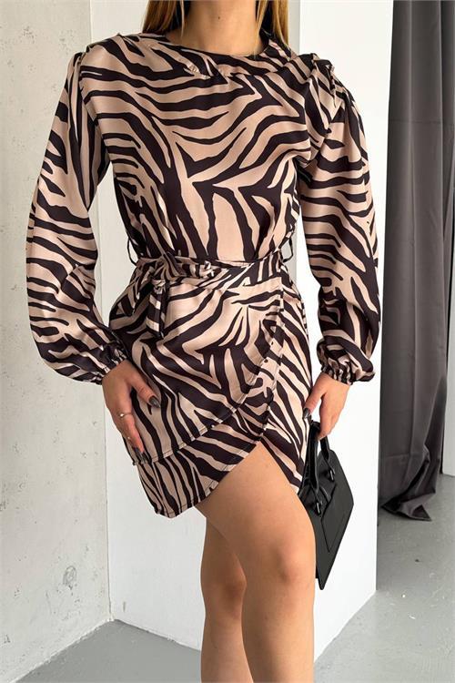 Dipmoda kadın desenli mini boy kuşaklı saten elbise NBKKLF20211 