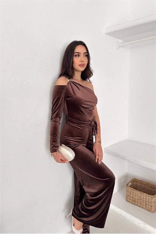 Dipmoda kadın kahverengi kuşaklı tek omuz kadife kumaş tulum DPK068