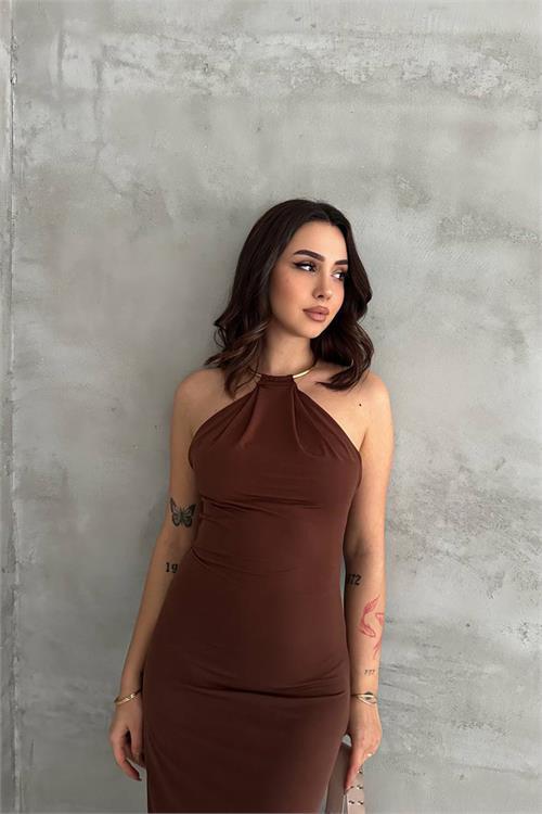 Dipmoda kadın kahverengi sırt dekolteli metal yaka midi elbise DPK4543