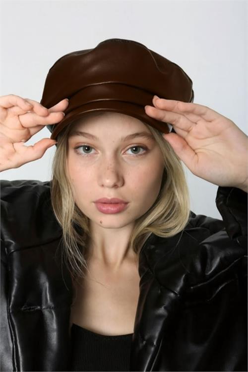 Dipmoda kadın suni deri kaptan şapka DPAKS047