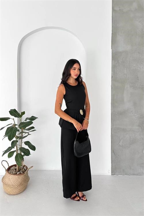 Dipmoda kaldın siyah kolsuz gold toka detaylı peplum kesim preium tulum DPK4637