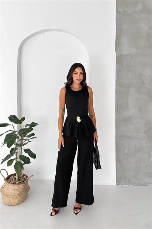Dipmoda kaldın siyah kolsuz gold toka detaylı peplum kesim preium tulum DPK4637