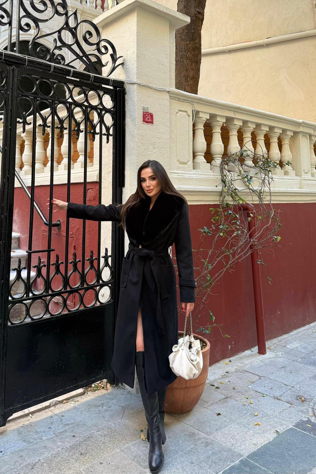 Kadın kaşe kumaş cepli yaka kürklü tam boy kuşaklı kaban DPSTR1003